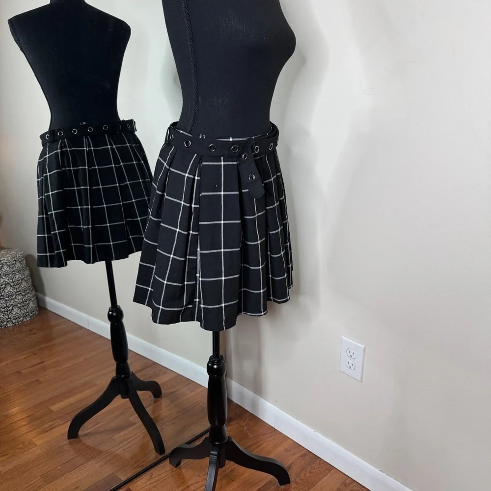 Hot Topic Y2K Plaid Skater Mini Grommet Pleated Mini Skirt Black White Size L
